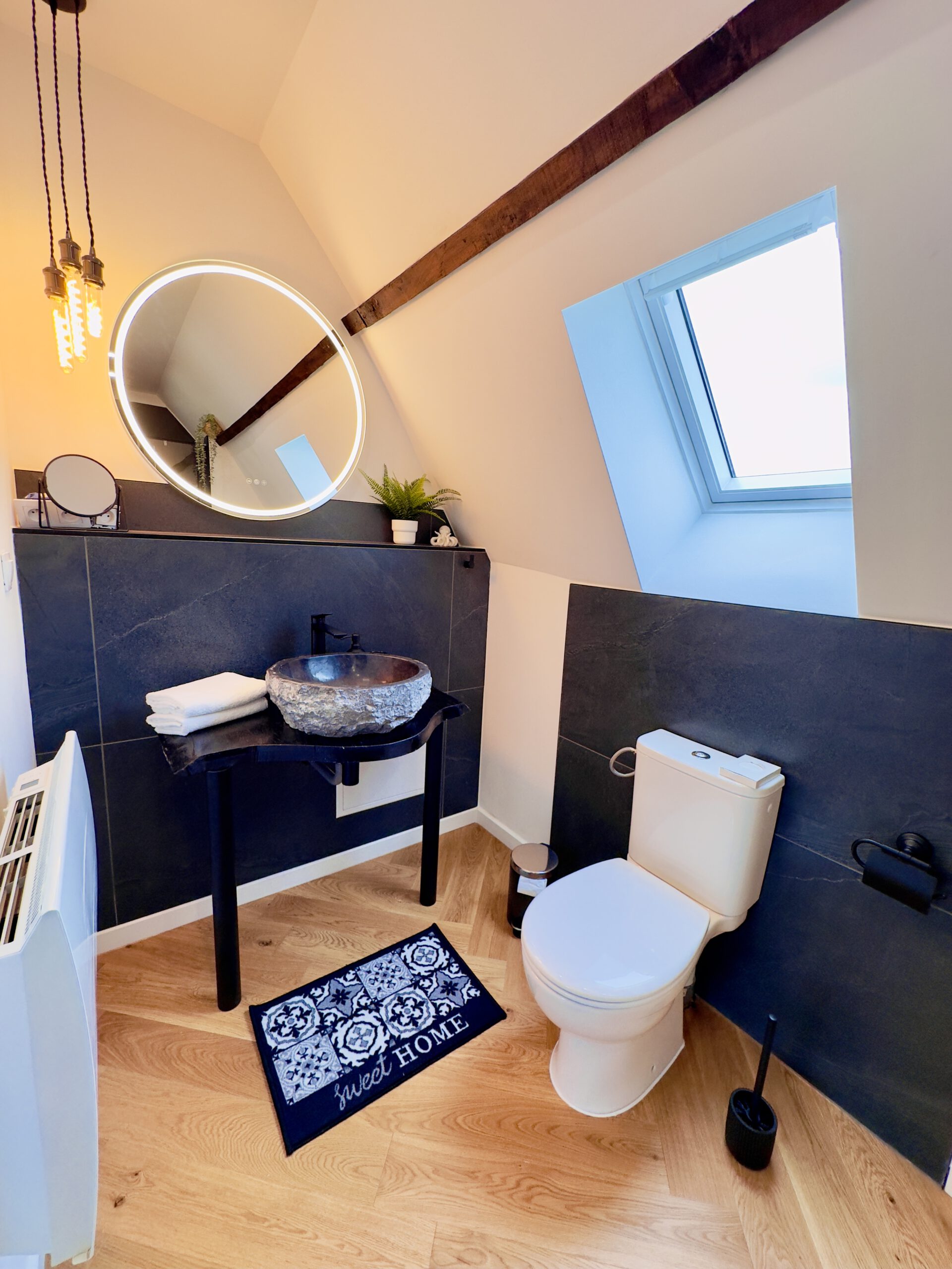 Bad ensuite im OG-Schlafzimmer. Natursteinwaschbecken, WC