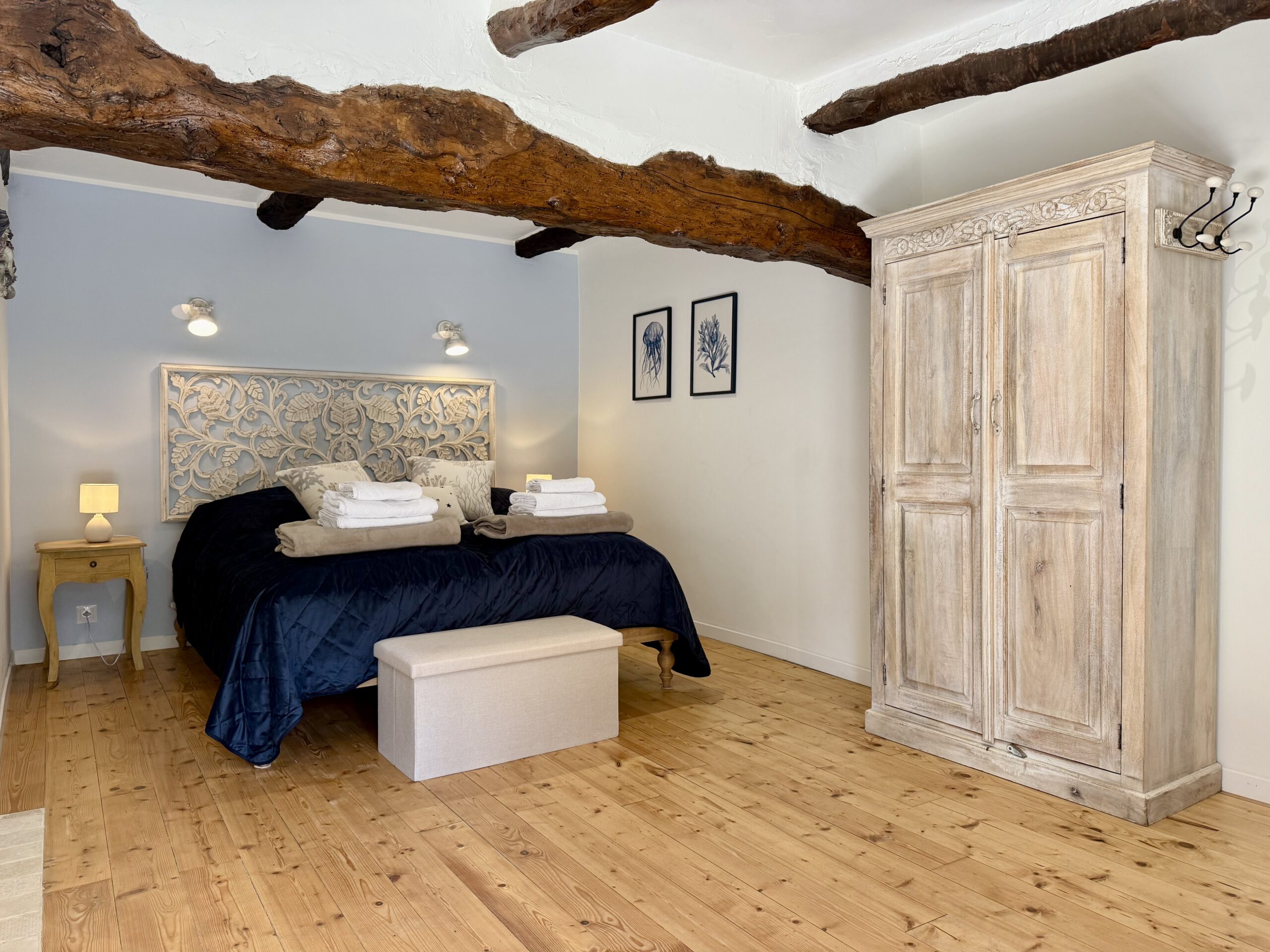 Bett, Schrank und Nachttische von La Benoiterie