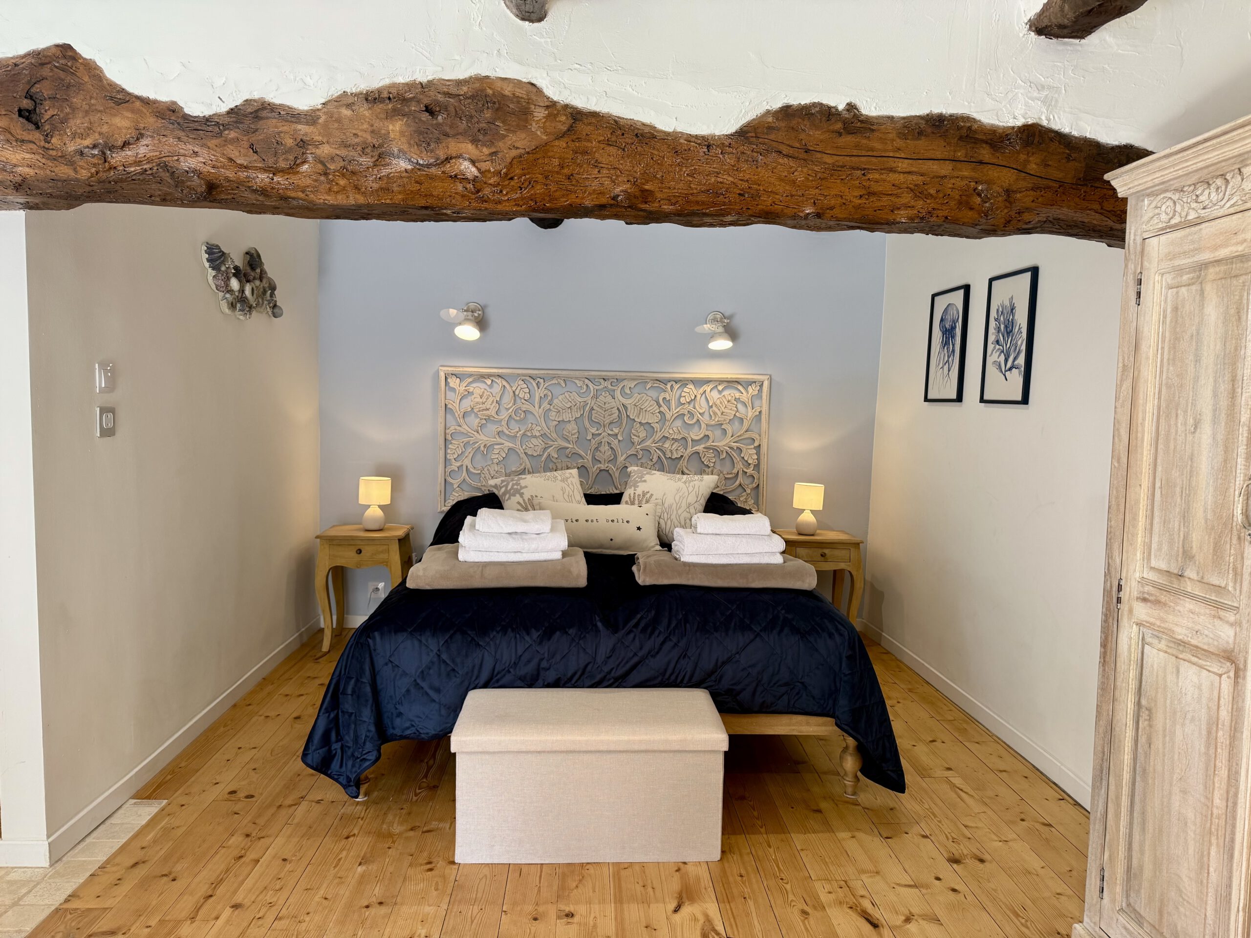 Bett mit Nachttischen, Bettbank, Beleuchtung