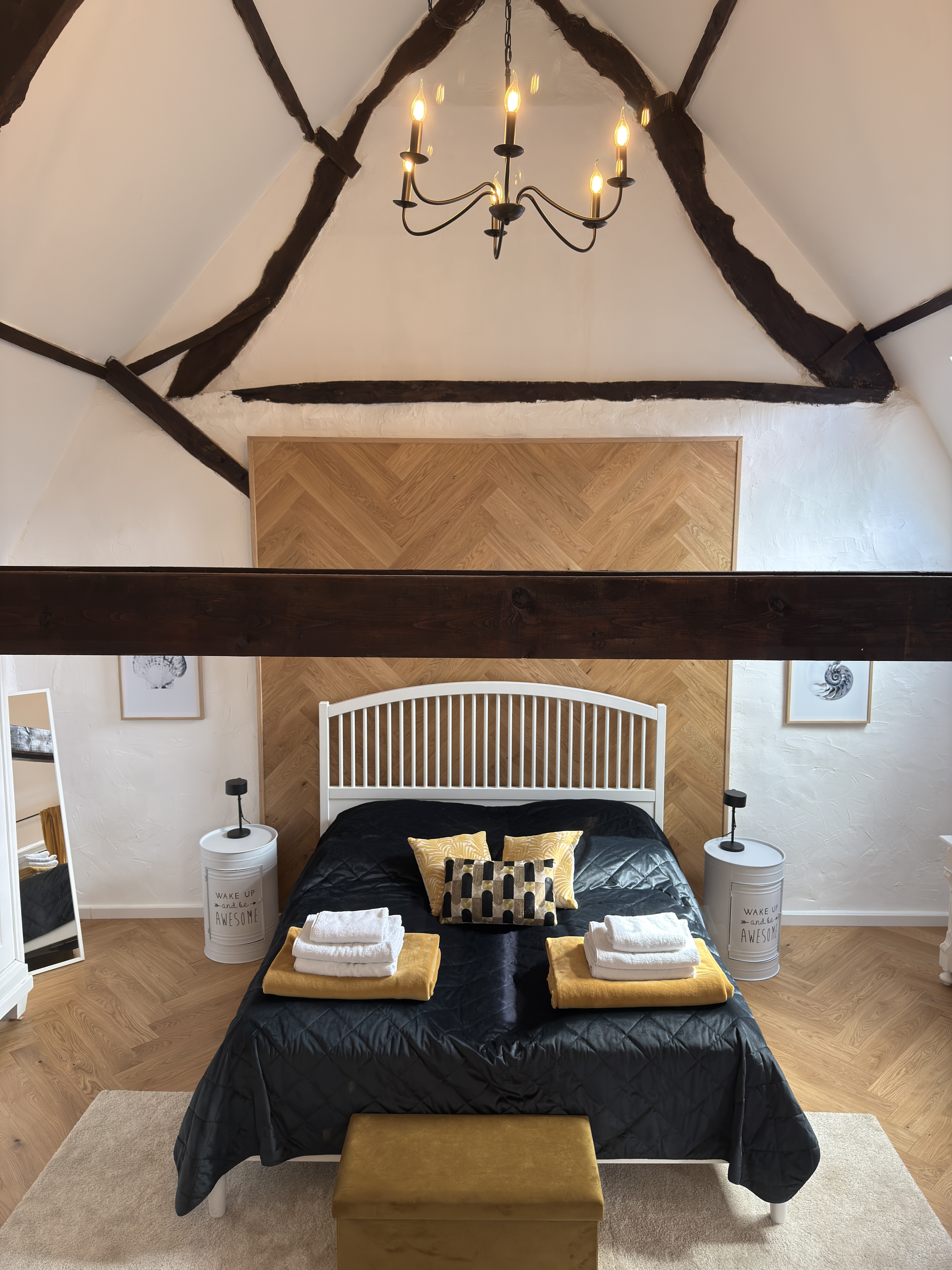 Das gemütliche Bett im großen Schlafzimmer von La Benoiterie