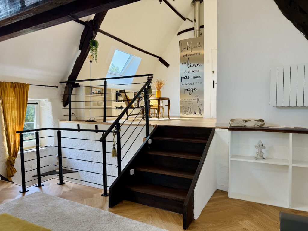 Aufgang zur Leseecke und zum Bad im Schlafzimmer von La Benoiterie