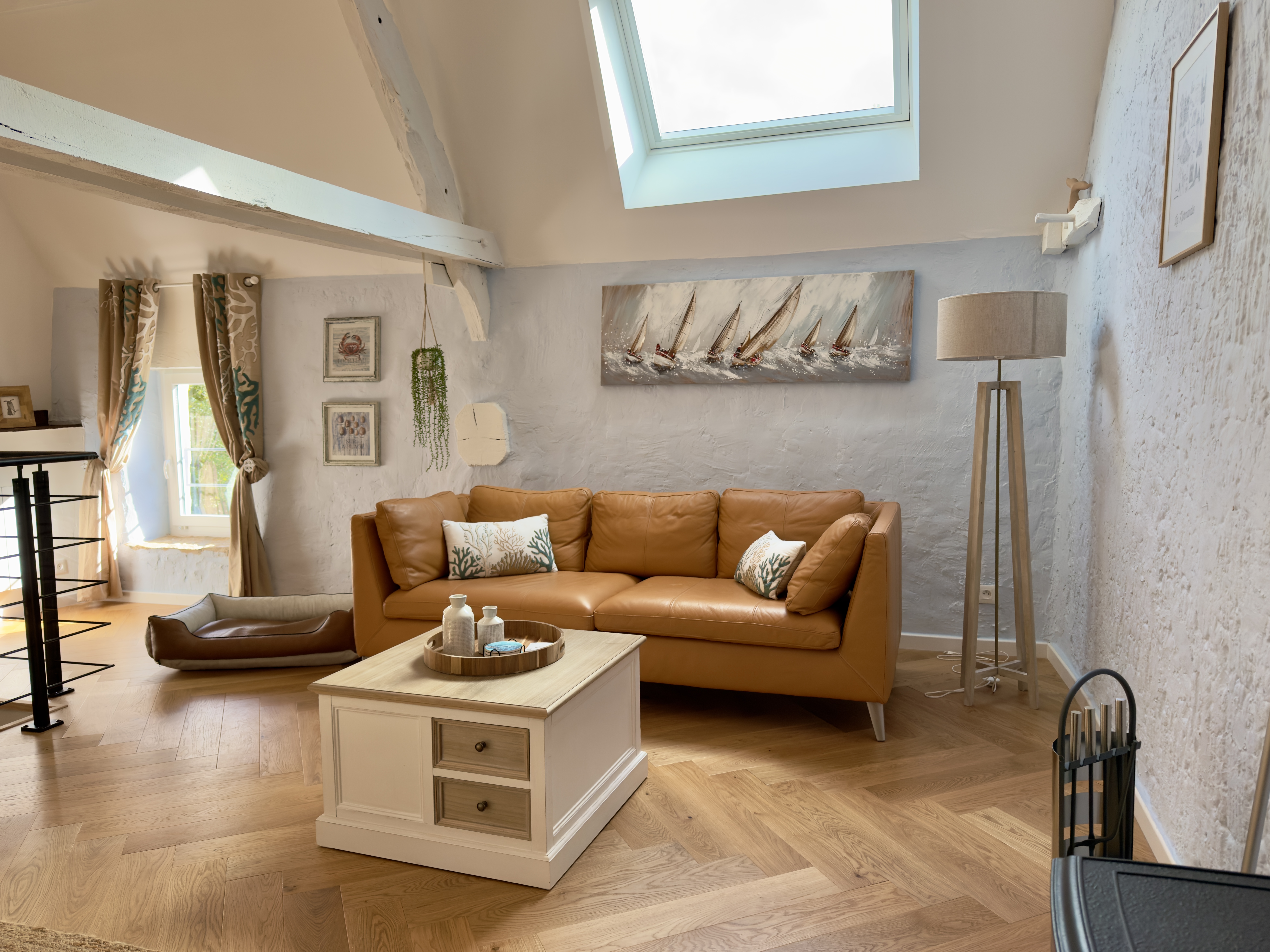 gemütliches Ledersofa, Hundebett, La Benoiterie
