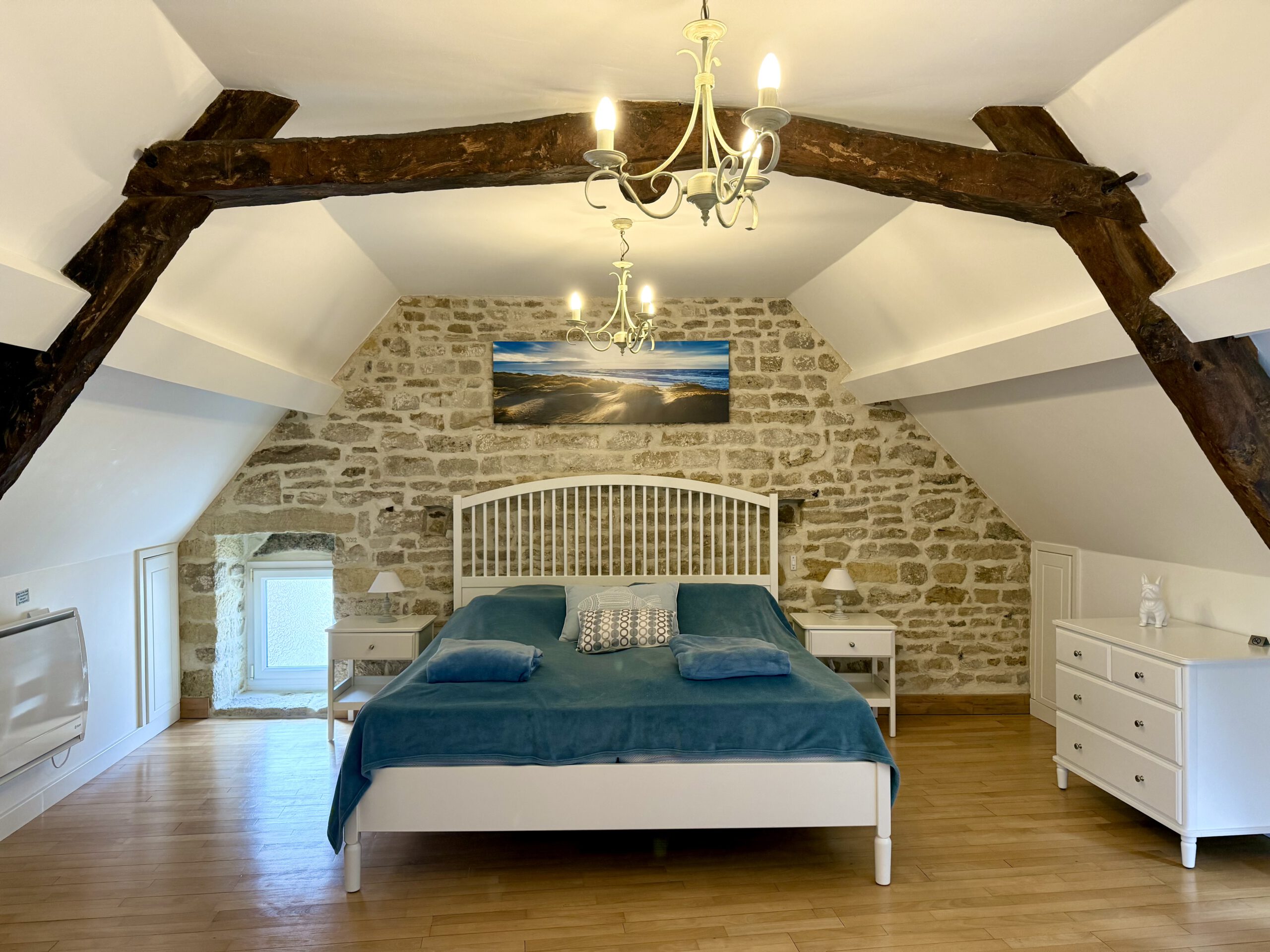 gemütliches weißes Doppelbett im oberen Schlafzimmer von Maison Les Grues 