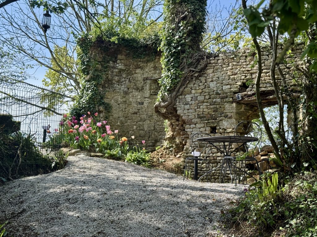 Sitzplatz unterhalb der Ruine