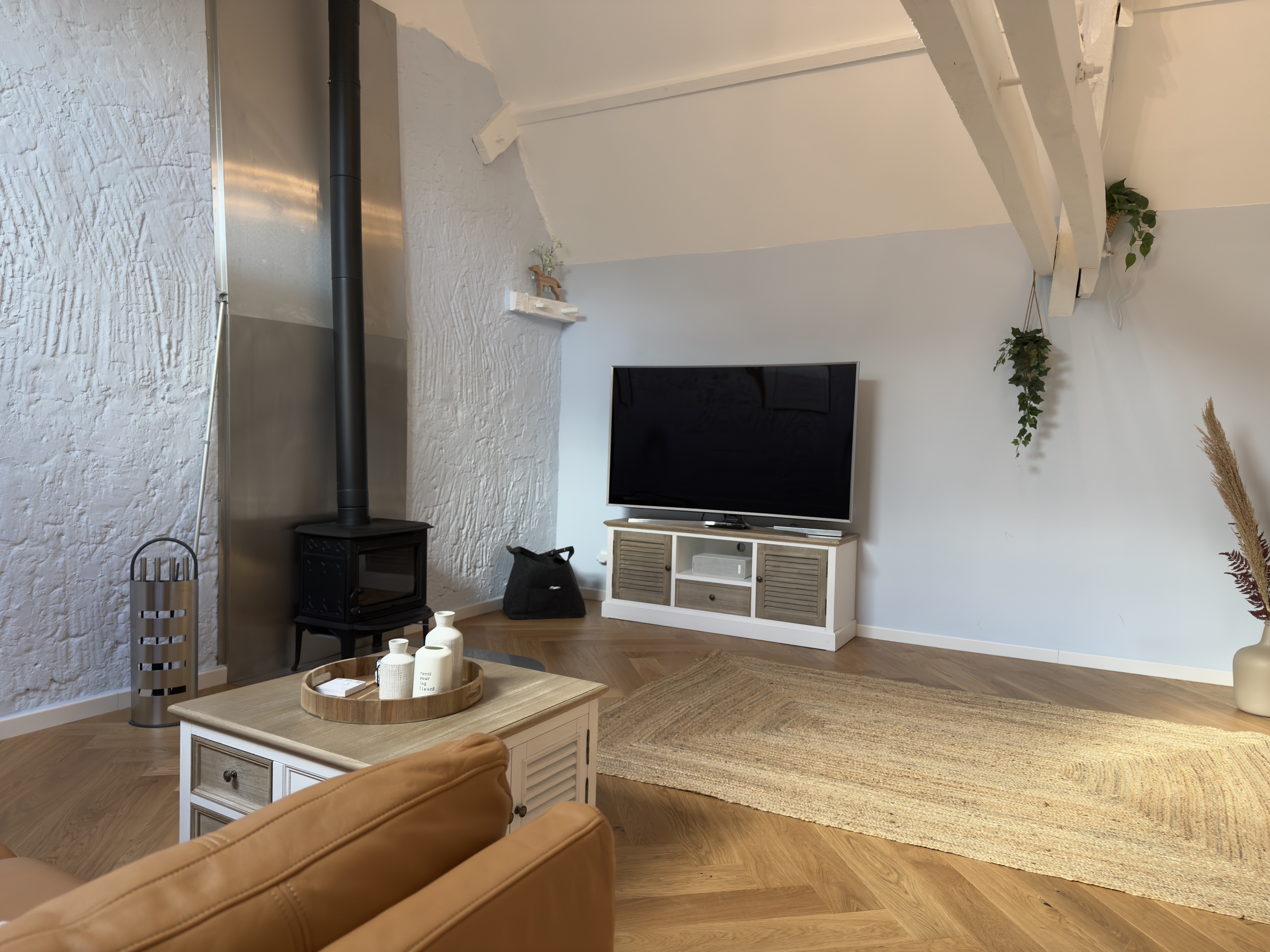 großer Smart-TV mit 2 kostenlosen Streamingdiensten