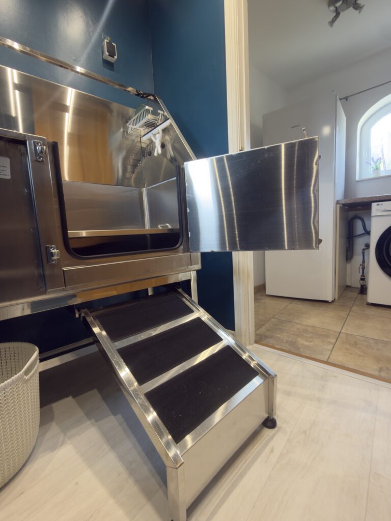 Hundedusche mit Einstiegshilfe im Maison Les Grues